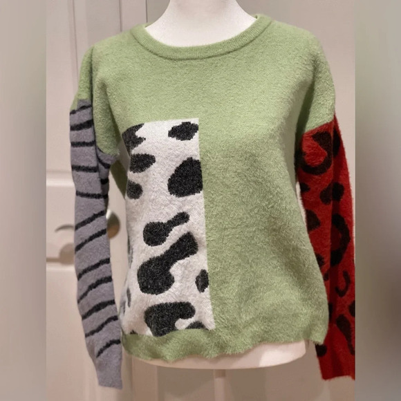 Women’s Multi Animal Print and Multicolor Fuzzy Sweater Size Medium - Picture 3 of 9
